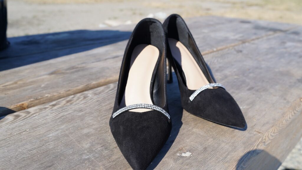 petite woman trying on size 4 heels for women